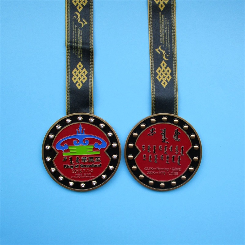 Gradaim Bonn Óir Pendant Medallion Enamel ildaite